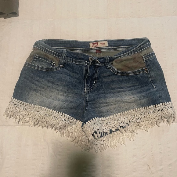 LEI Ashley Low Rise Blue Jean Denim Shorts Camo & Fringe Details - Picture 2 of 4